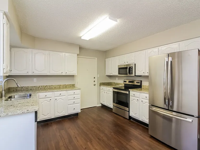423 Barton Dr — Photo 7