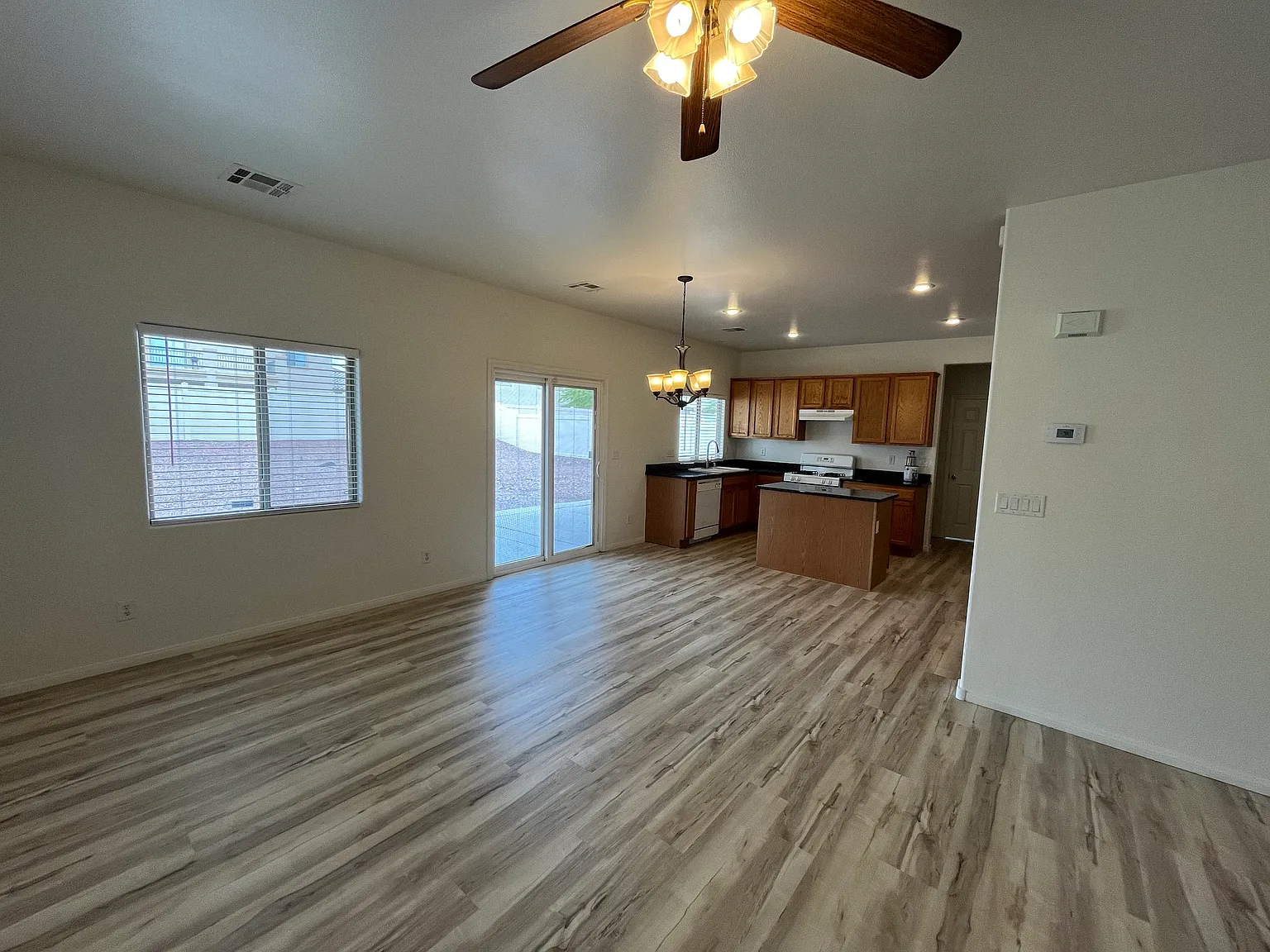 3 bed, 2.5 bath, 1835 sqft, $2,175 — Photo 4