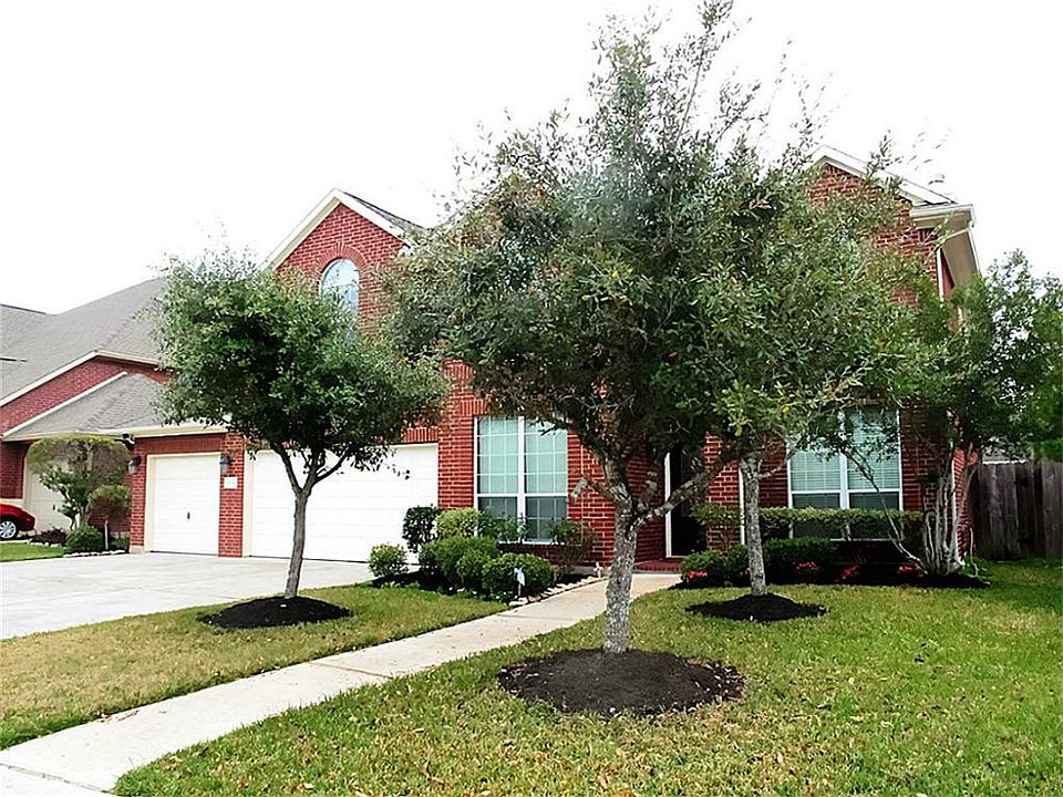 Beautiful lawn with fresh landscaping