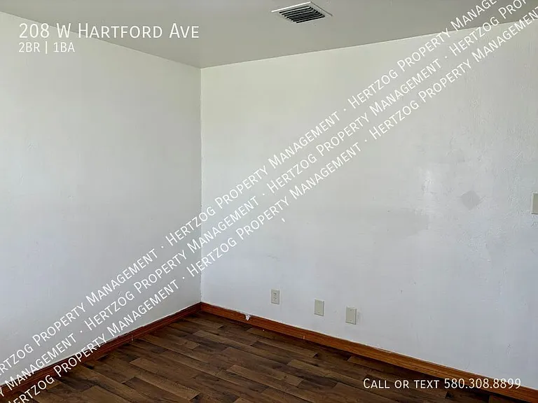 208 W Hartford Ave — Photo 11