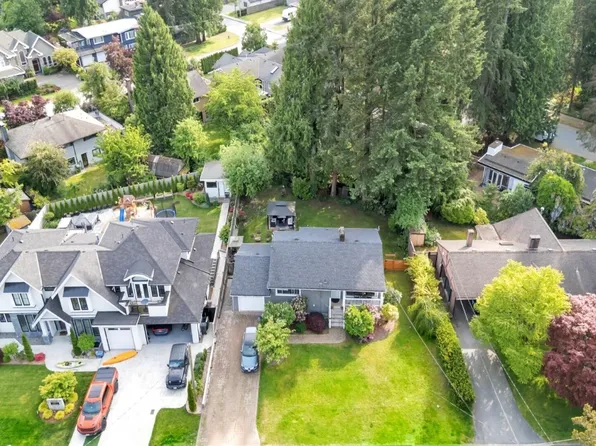 1075 Ruthina Ave, North Vancouver, BC V7R 2E7