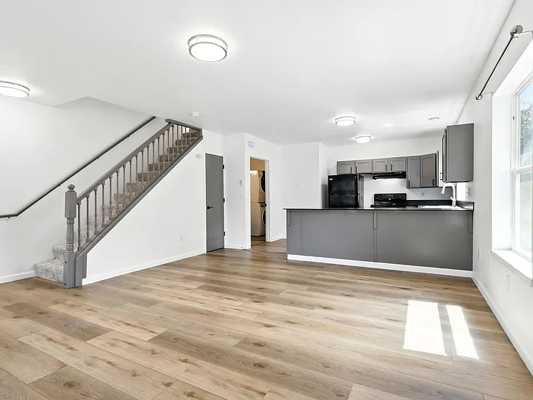 10033 N Lombard St — Photo 10