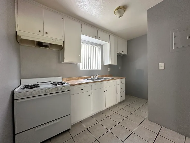 7636 Owensmouth — Photo 22