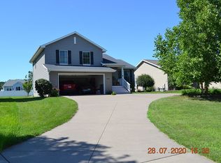 5928 Valley Dr, Bettendorf, IA 52722
