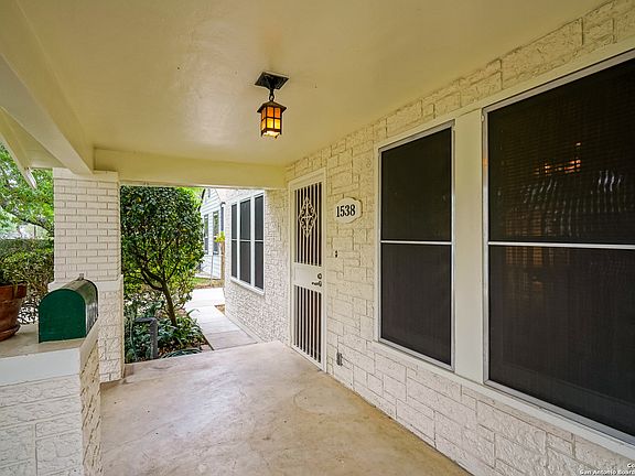 2nd image of 1538 W GRAMERCY PL