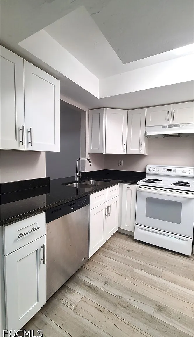 2 bed, 2.0 bath, 975 sqft, $1,200 — Photo 2