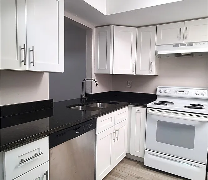930 SW 47th Ter #5 — Photo 2