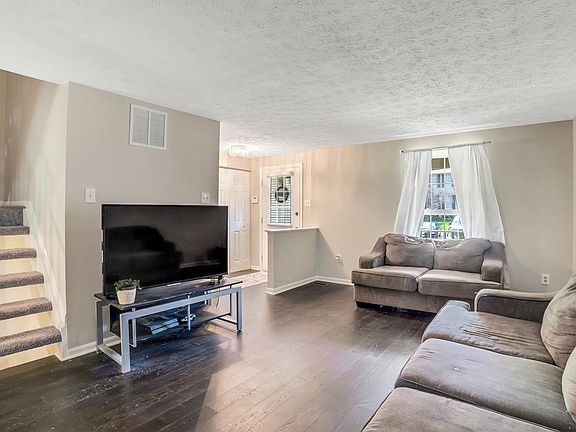 2nd image of 1102 Oakwood Ln