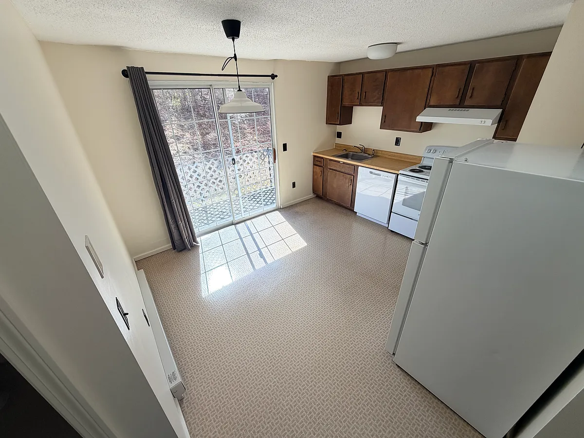 Building Photo - 3 Penwood Dr #4