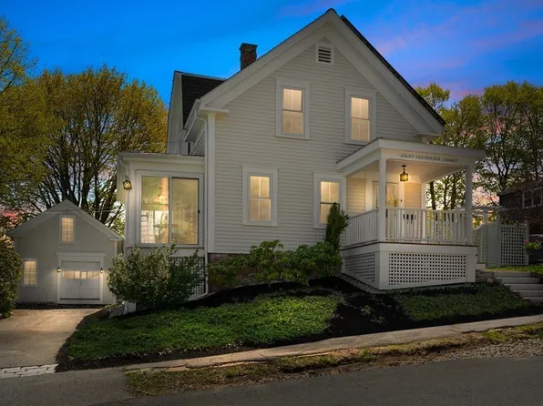 8 Carpenter St, Amesbury, MA 01913