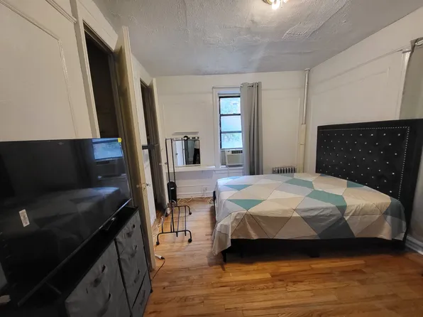 225 E 203rd St, Bronx, NY 10458