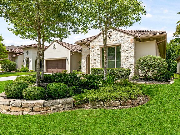 2nd image of 18 Woodglade Way