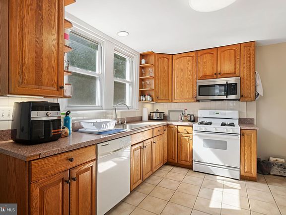 4th image of 315 Rector St
