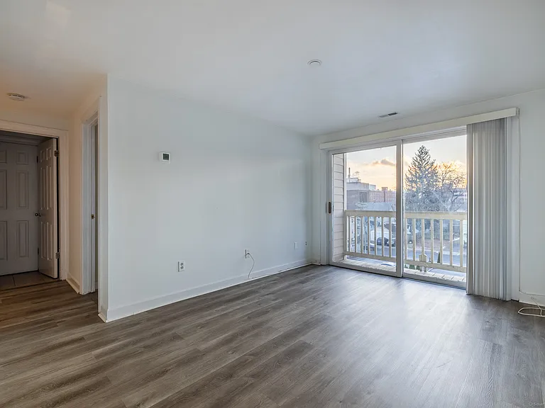 980 Lindley St #304F — Photo 2