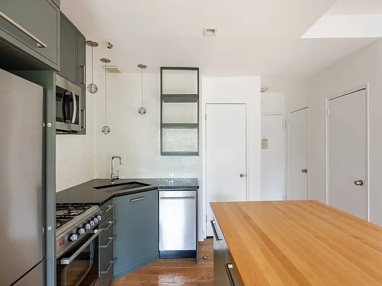 491 W 22nd St #4R — Photo 6