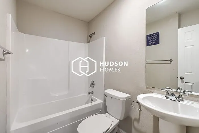 1320 Oak St — Photo 10