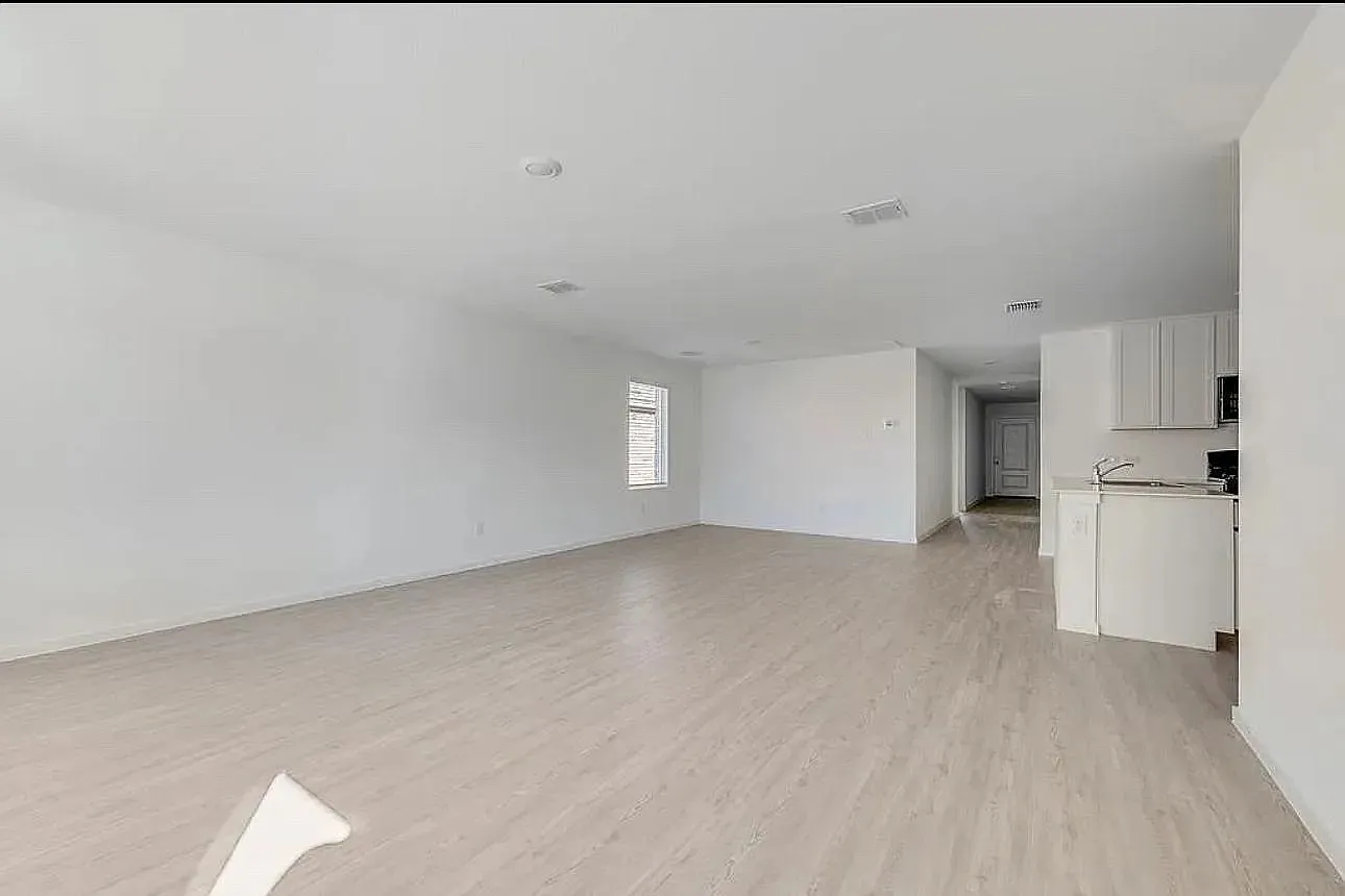 4 bed, 1676 sqft, $2,795 — Photo 3
