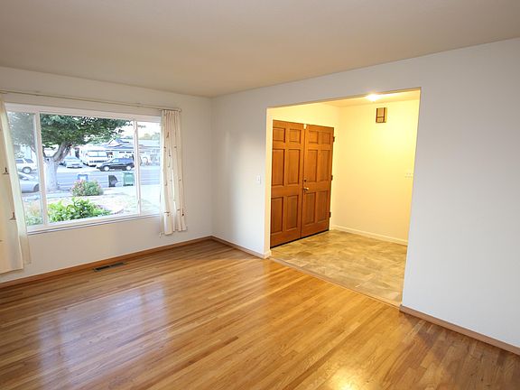 3rd image of 546 Calero Ave