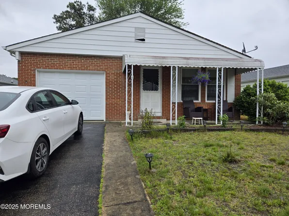 15 Roxton Place, Toms River, NJ 08757