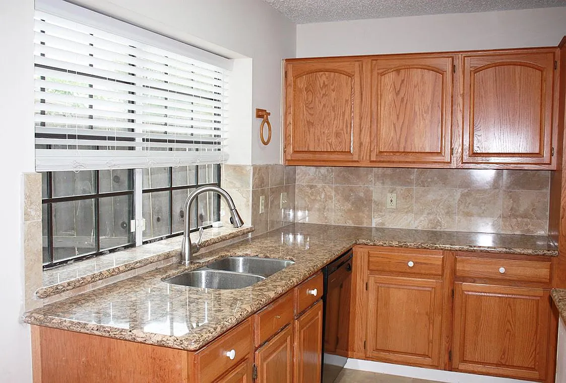 4 bed, 2.5 bath, 2586 sqft, $2,390 — Photo 4