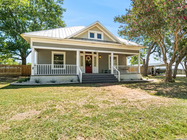 105 S Artesia Ave, Nixon, TX 78140