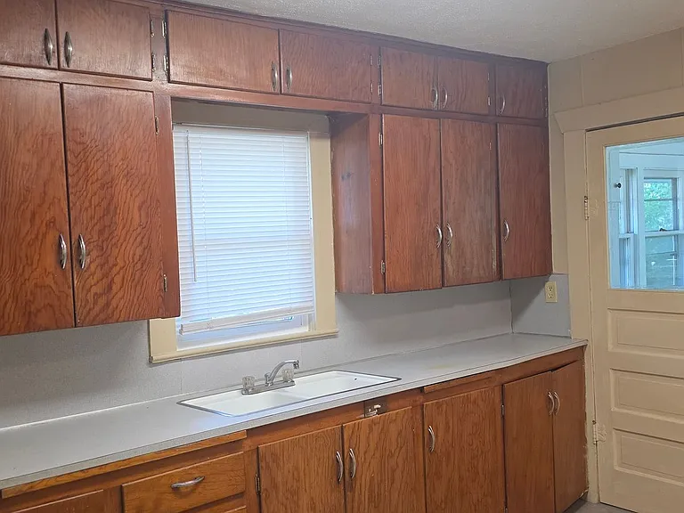 2106 W Walnut St — Photo 8