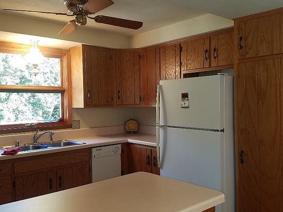 2nd image of 1029 Oxford Ct