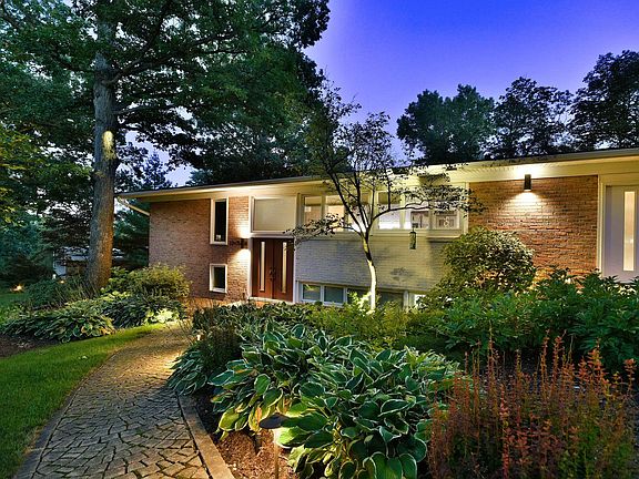 4th image of 22W785 Red Oak Dr