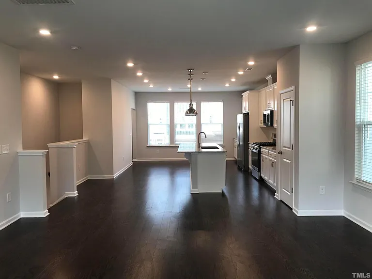 1042 Commack Dr — Photo 2