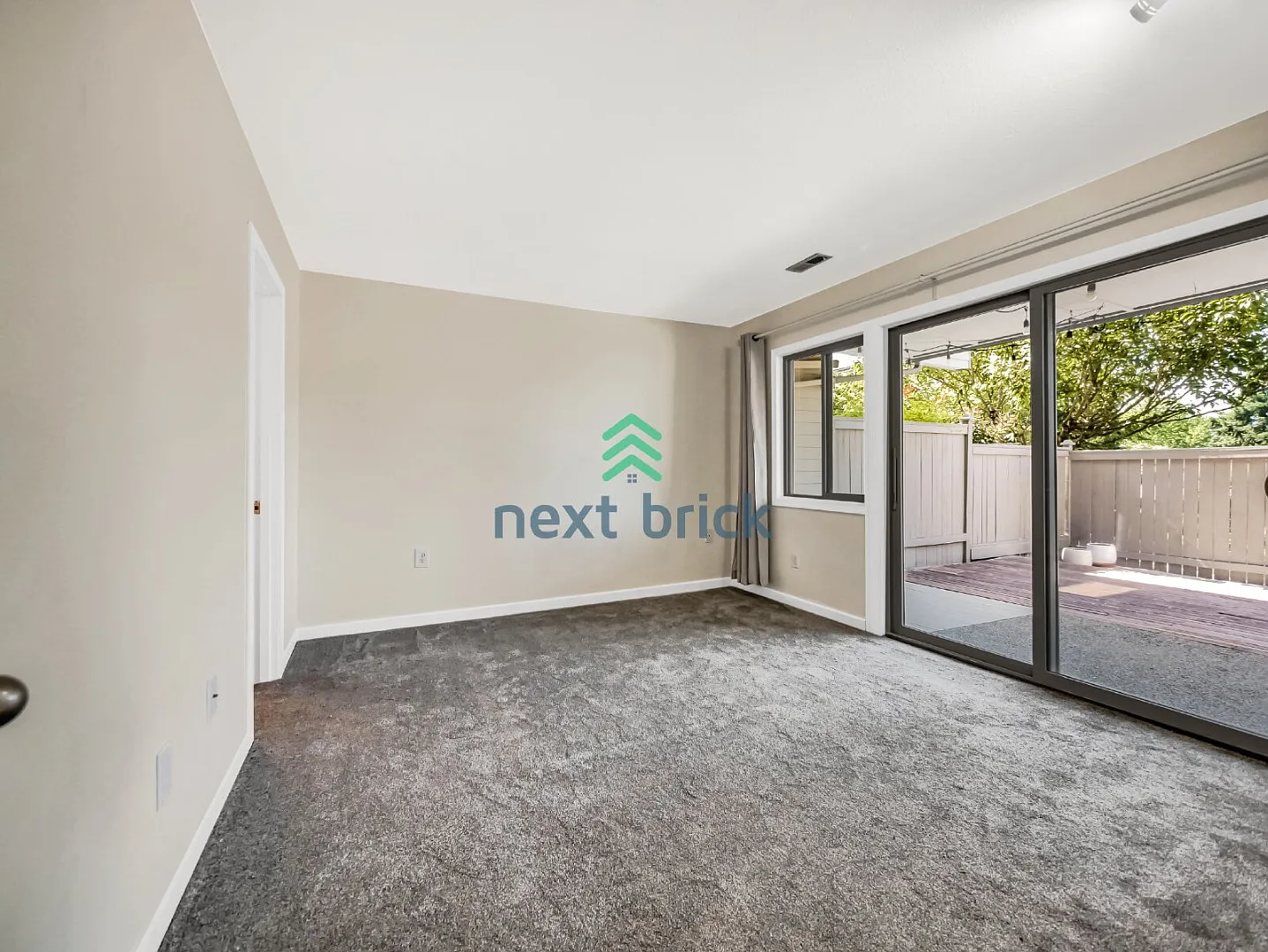 Beautiful 2-Bedroom Townhome with 2-Car Garage Near Juanita Beach — Photo 2