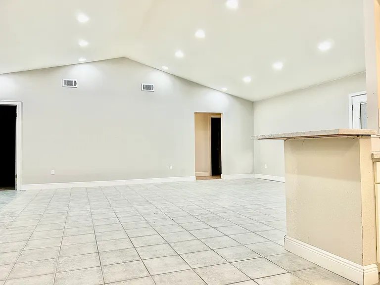 1028 Kingsway Dr W — Photo 7