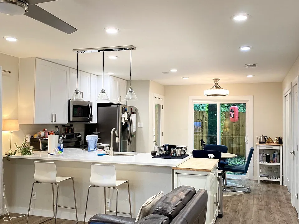 entrance into the living and kitchen