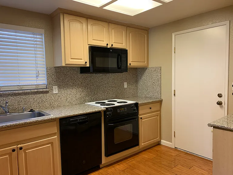 445 Magnolia Ln — Photo 9