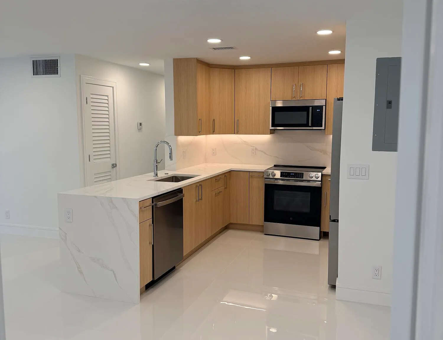 2 bed, 2.0 bath, 1200 sqft, $2,900 — Photo 2