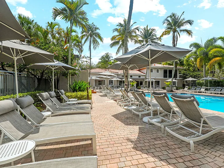 Coconut Palm Club Apartments — Photo 12