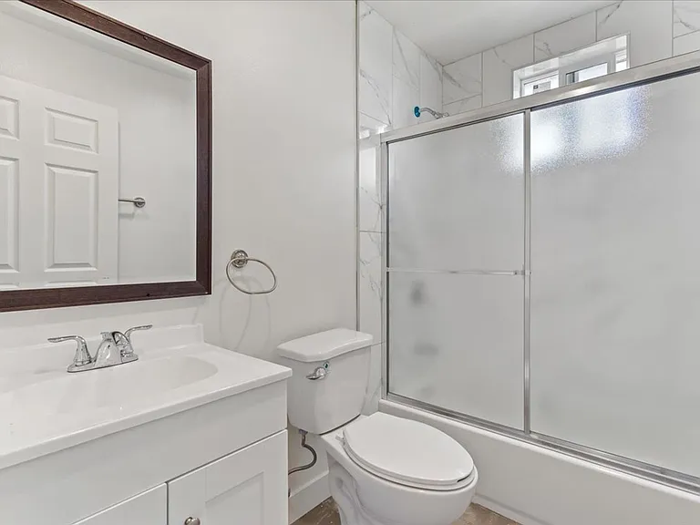 835 E 33rd St — Photo 20