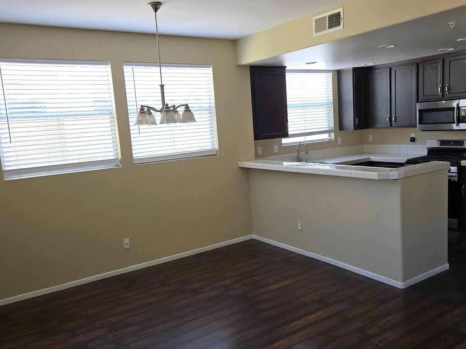 2 bed, 2.5 bath, 1192 sqft, $3,000 — Photo 2