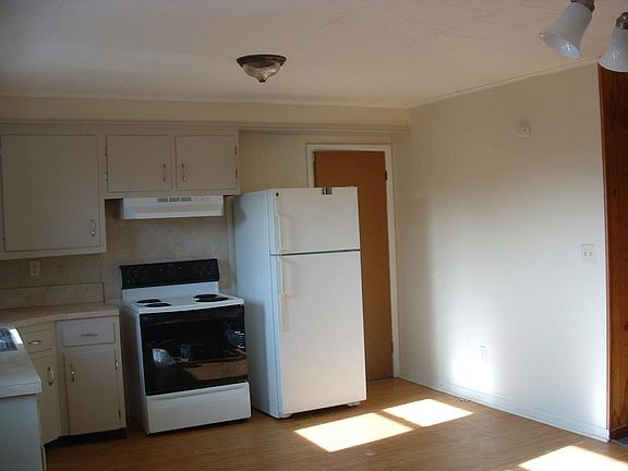 KITCHEN WITH DOOR TO BEDROOM 4