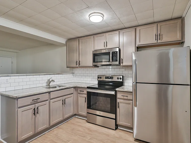 215 E High St #D — Photo 1