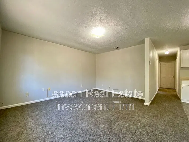 3 bed, 1.0 bath, 866 sqft, $850 — Photo 2