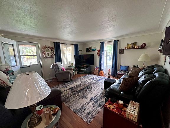 2nd image of 2058 James Ave