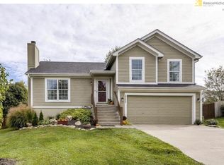 5177 Lakecrest Dr, Shawnee, KS 66218