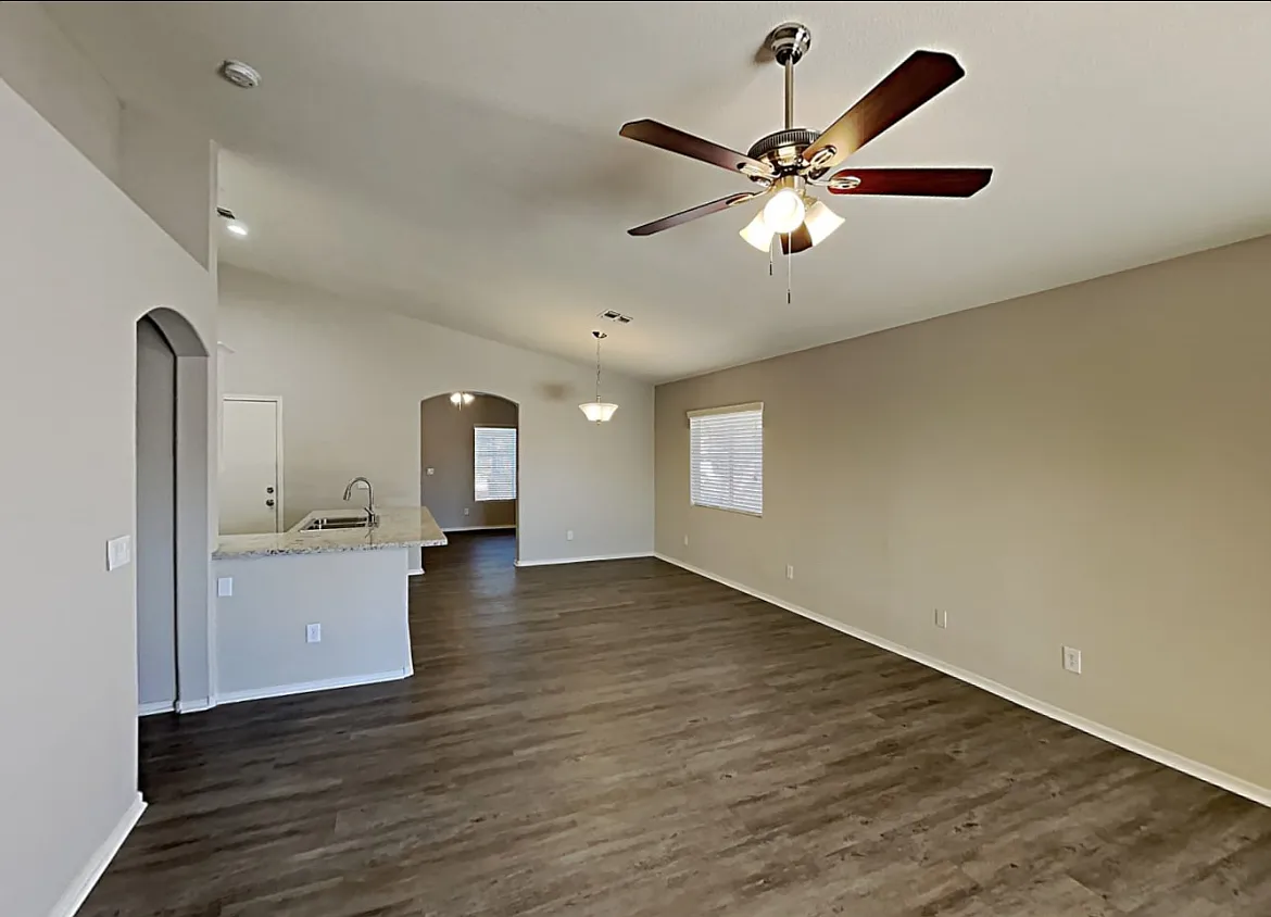 3 bed, 1898 sqft, $1,950 — Photo 2
