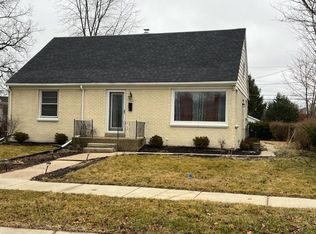 5622 N Braeburn Ln, Glendale, WI 53209