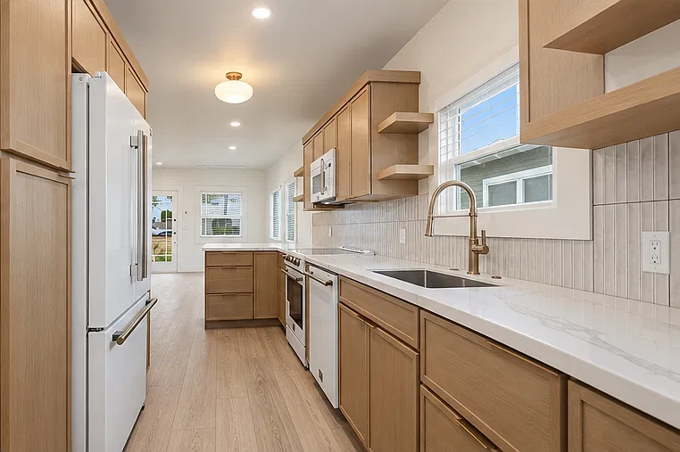 2 bed, 900 sqft, $3,575 — Photo 2