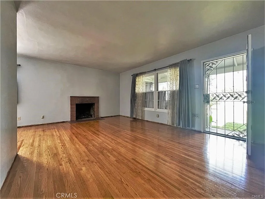 3 bed, 1121 sqft, $2,900 — Photo 2