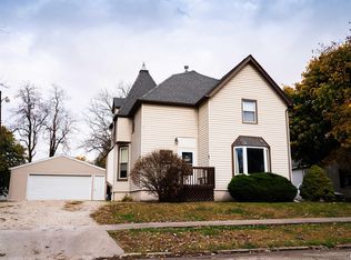 843 E Walnut St, Canton, IL 61520