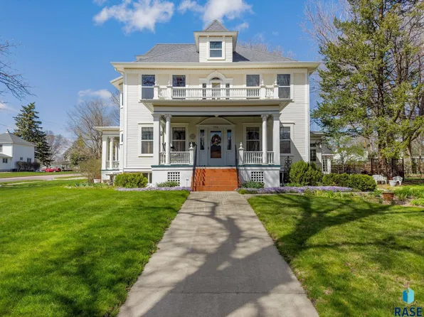 506 E 2nd St, Canton, SD 57013