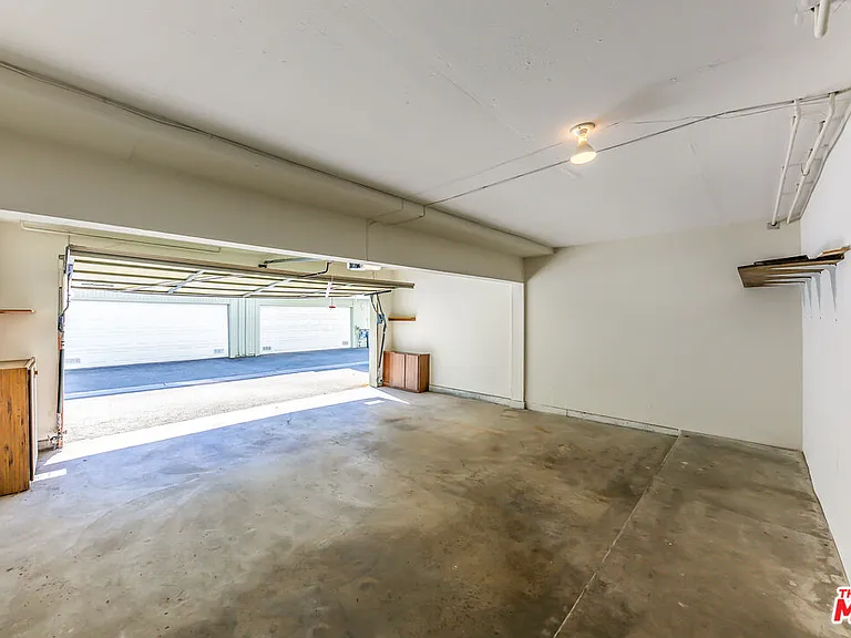 22135 Burbank Blvd #4 — Photo 34