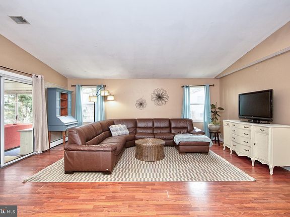 4th image of 1501 Meadow Ct